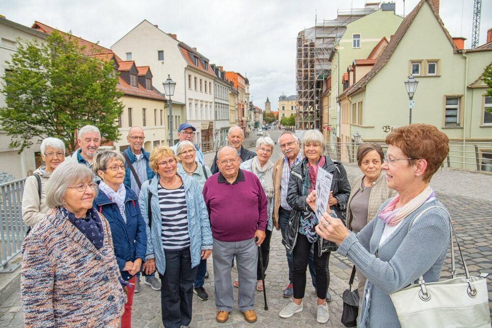 Gisela Seyfarth (rechts) führte Roswitha Karsch (links) und die anderen Mitglieder des deutsch-französischen Vereins durch Bernburg.