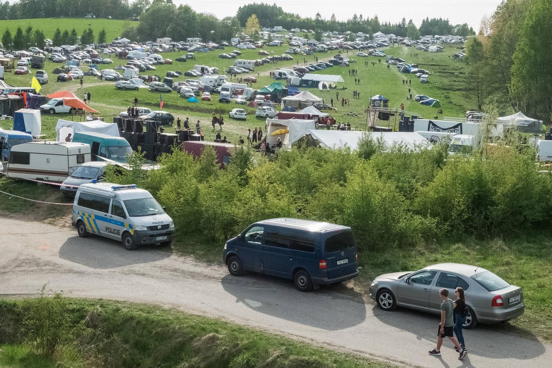 Bis zu 7000 Technofans treffen sich derzeit im tschechischen Liberec zu einer nicht genehmigten Party.