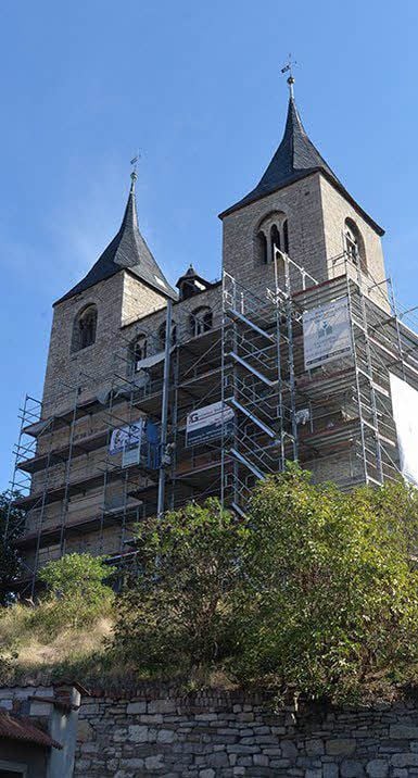 Teile der Froser Kirche sind eingerüstet.