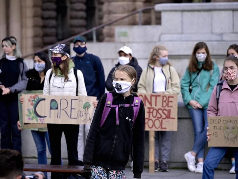 Greta Thunberg (vorne,M), Klimaaktivistin aus Schweden, und andere protestieren vor dem schwedischen Parlament Riksdagen in Stockholm. Foto: Janerik Henriksson/TT NEWS AGENCY/AP/dpa