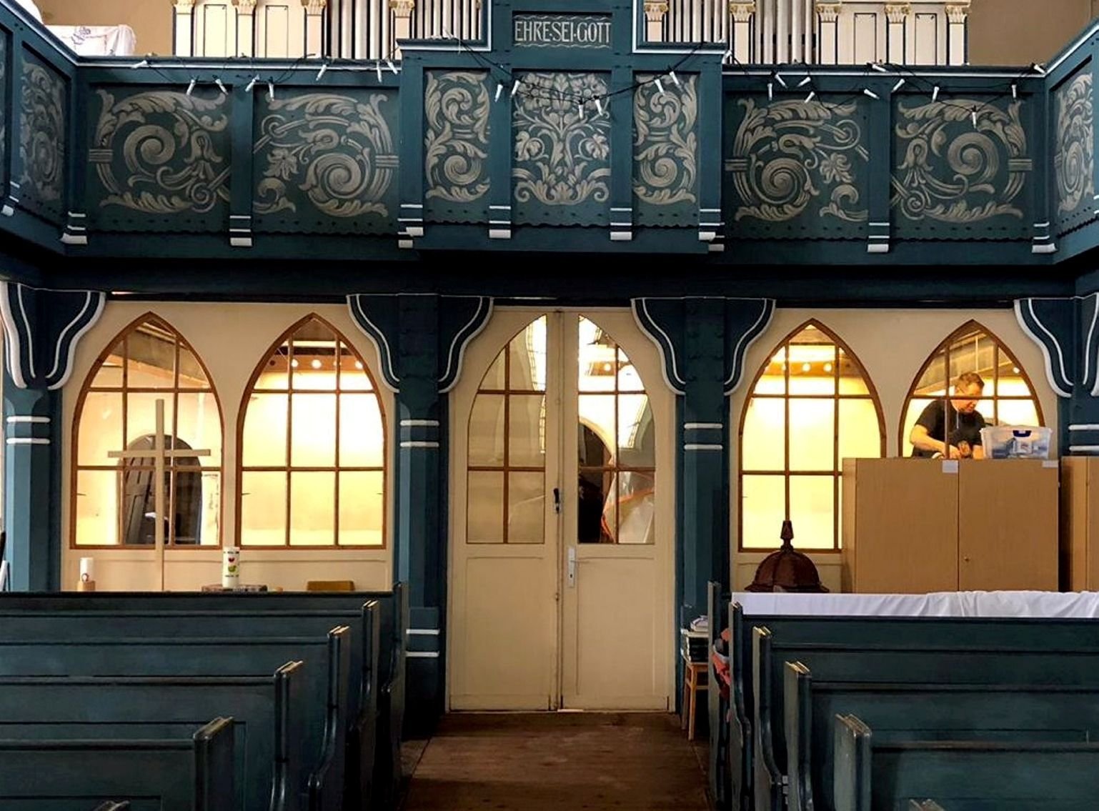 Zu verkaufen sind die weißen Trennwände und die Tür im Hintergrund aus der St. Vitus-Kirche in Güsten.