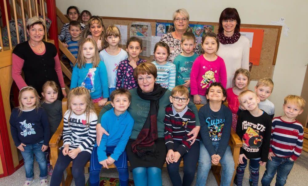 Auf die Bank, die Marianne Schulze zum Abschied nach 18 Jahren als Leiterin der Naumburger Kindertagesstätte „Regenbogen“ von den Kindern und den Erziehern erhielt, passen gar nicht alle drauf. Silke Hein (hinten, rechts) übernimmt am 1. Januar als Nachfolgerin die Leitung der Einrichtung.