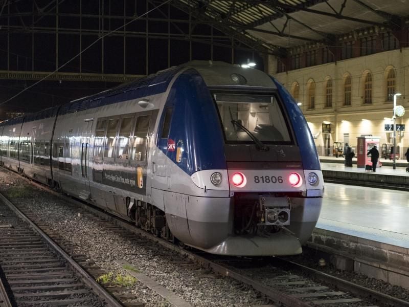 Ein Zug wird vor dem Generalstreik am Bahnhof Marseille Saint-Charles geparkt. Foto: Daniel Cole/AP/dpa