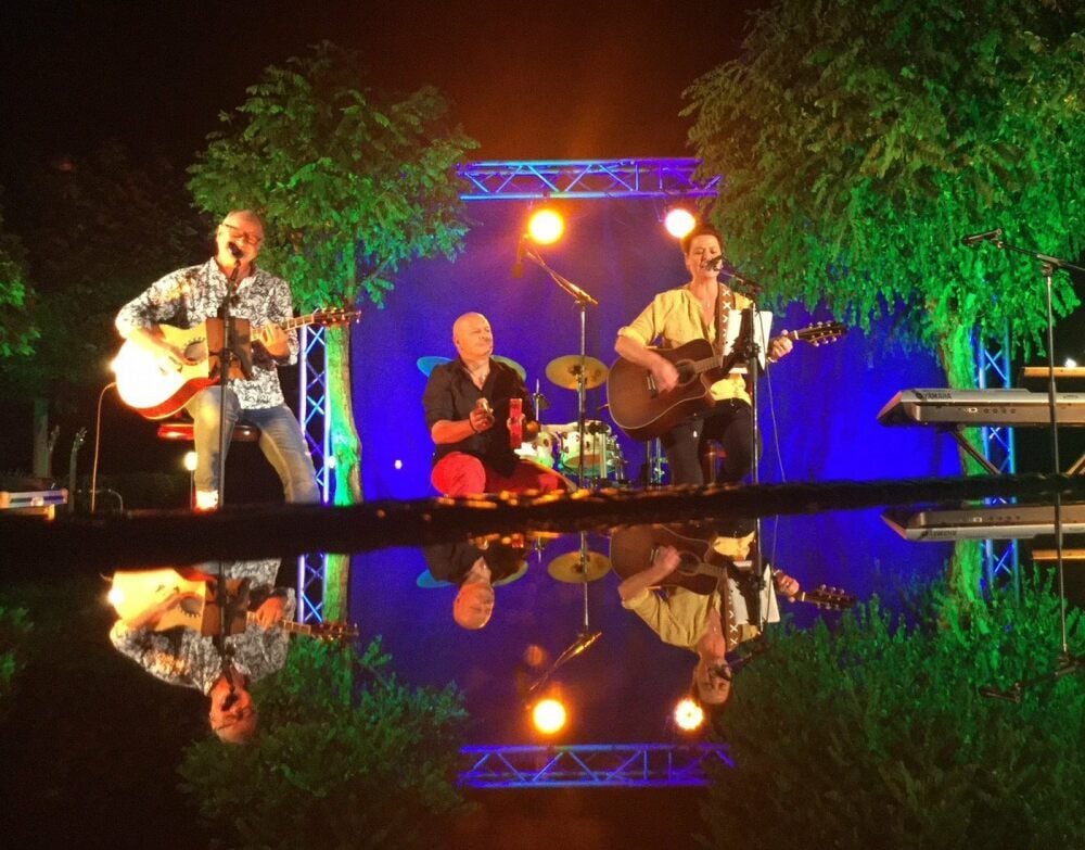 Mario Rothe, Carsten Wegrzynowicz, Ela Kutzschbauch (v.l.n.r) von der Dessauer Band „Accoustic Jam“. Sie sorgten neben „Planlos“ für Stimmung.
