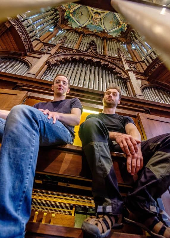 Hannes Kunath (links) und Fabian Zocher bringen in der Schlosskirche der Ladegast-Orgel sozusagen die Flötentöne bei.