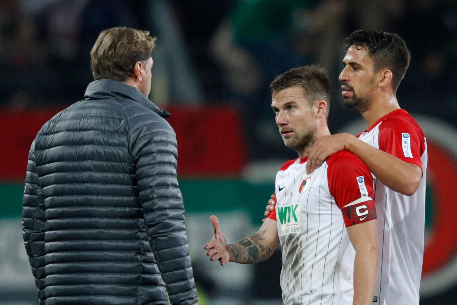 Vermeintliche Versöhnung: Augsburgs Daniel Baier (2.v.r.) entschuldigt sich bei Leipzig-Trainer Ralph Hasenhüttl.