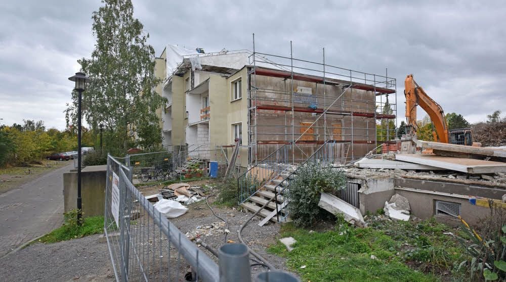 In der Albert-Schweitzer-Straße in Wolfen lässt die Wohnungsgenossenschaft derzeit Wohnblöcke verkleinern.