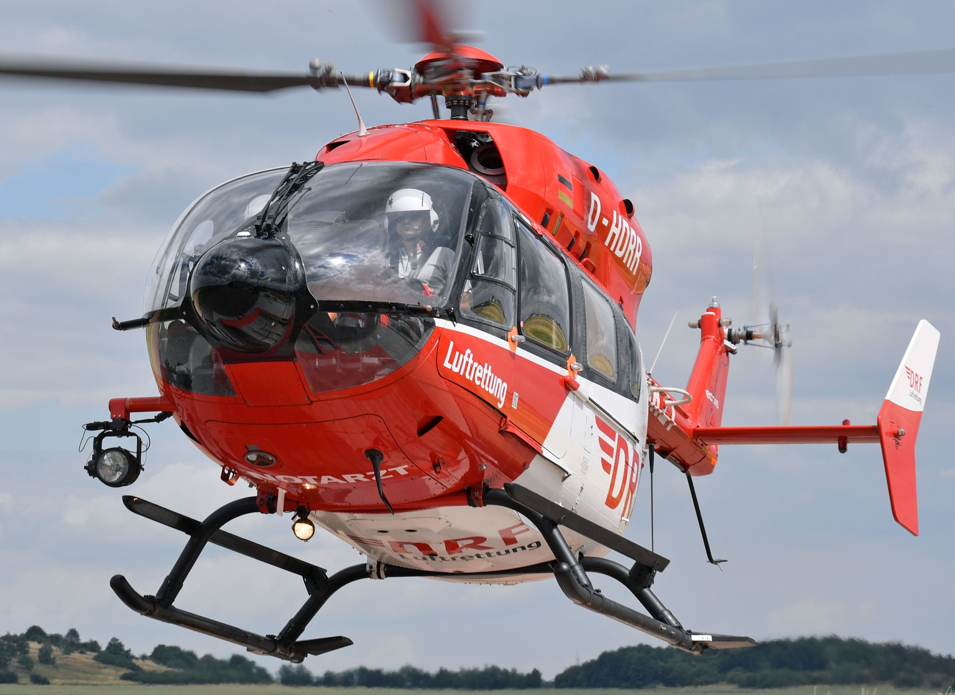 Ein Helikopter der DRF-Luftrettung hebt am Stützpunkt auf dem Flugplatz Oppin in Landsberg ab.
