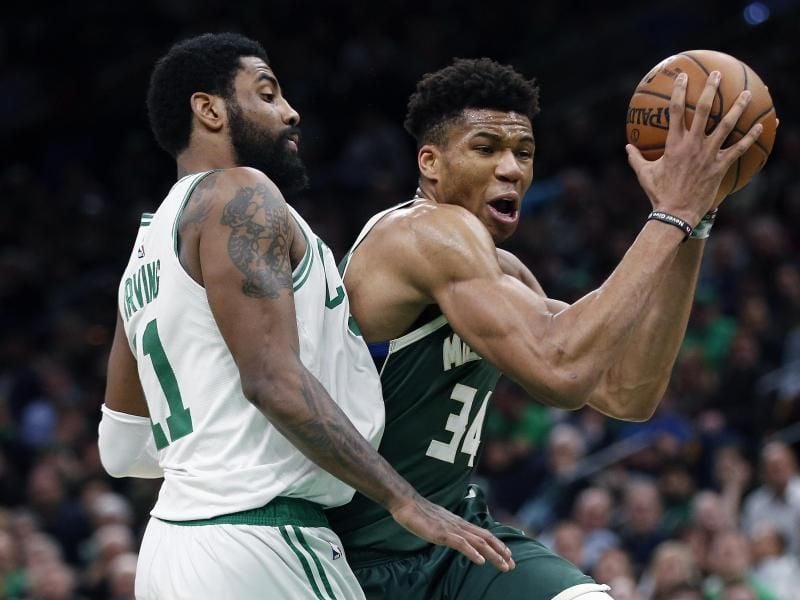 Celtics-Spieler Kyrie Irving (l) bedrängt Giannis Antetokounmpo von den Milwaukee Bucks. Foto: Michael Dwyer/AP