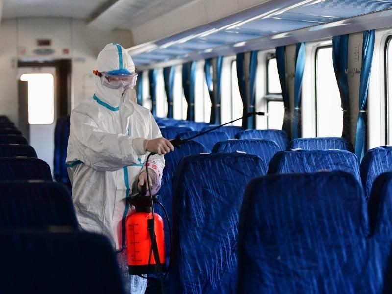 Ein Mitarbeiter desinfiziert einen Zug in der im Bahnhof der Hauptstadt der Provinz Gansu. Foto: Chen Bin/XinHua/dpa