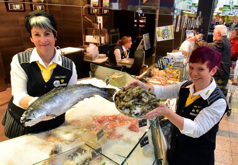 Abteilungsleiterin Heike Krispin, und ihre Stellvertreterin Marina Kraft (von links) zeigen stolz ihre Produkte.