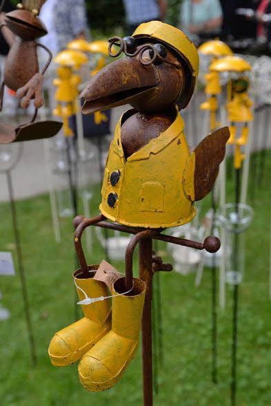 Manche der Figuren waren passend für das Wetter angezogen.
