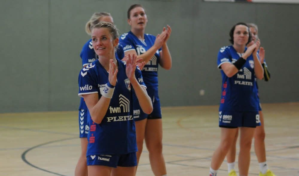 Jessica Stiskall (l.), mit sieben Treffern beste Werferin des HCB-Teams in Plotha, feiert mit ihren Teamkolleginnen den souveränen 30:22-Heimerfolg.