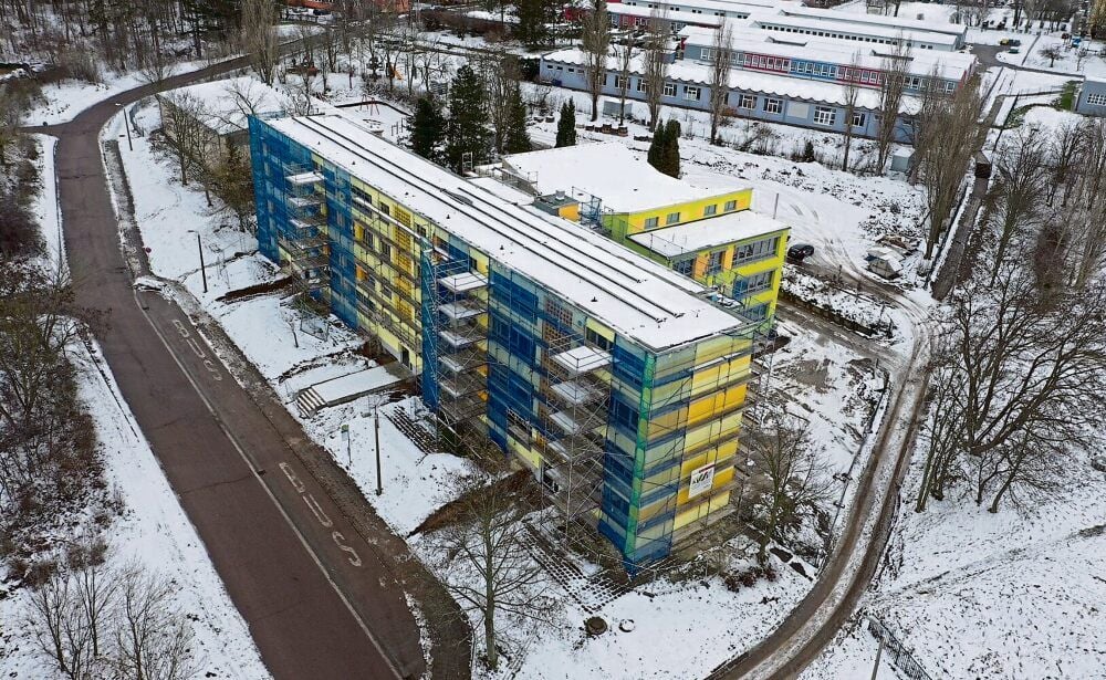 Im März soll der Umzug in die sanierte Novalisgrundschule in Hettstedt beginnen. Die frische Fassadenfarbe ist schon zu sehen.