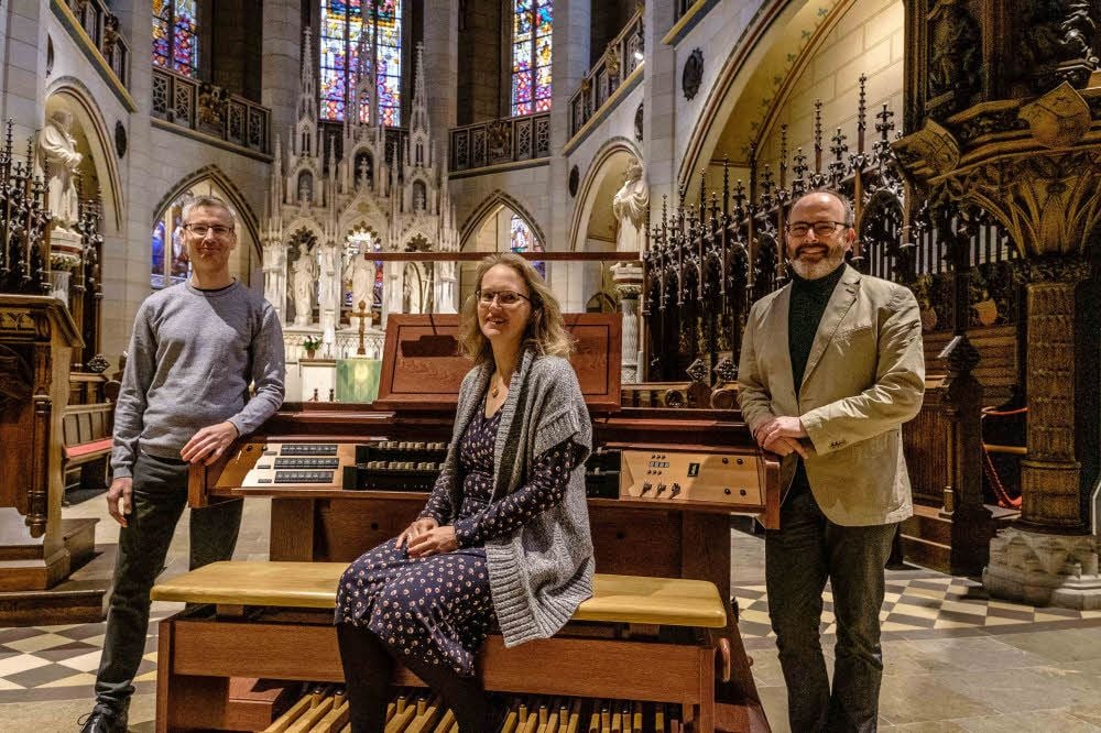 Gruppenbild mit Dame: Klaus Vogelsang (l.) mit den Schlosskirchenkantoren Sarah und Thomas Herzer. Dort wird am Reformationstag das zehnte Fest der Lieder gefeiert - mit drei Ensembles und einem schönen Programm.