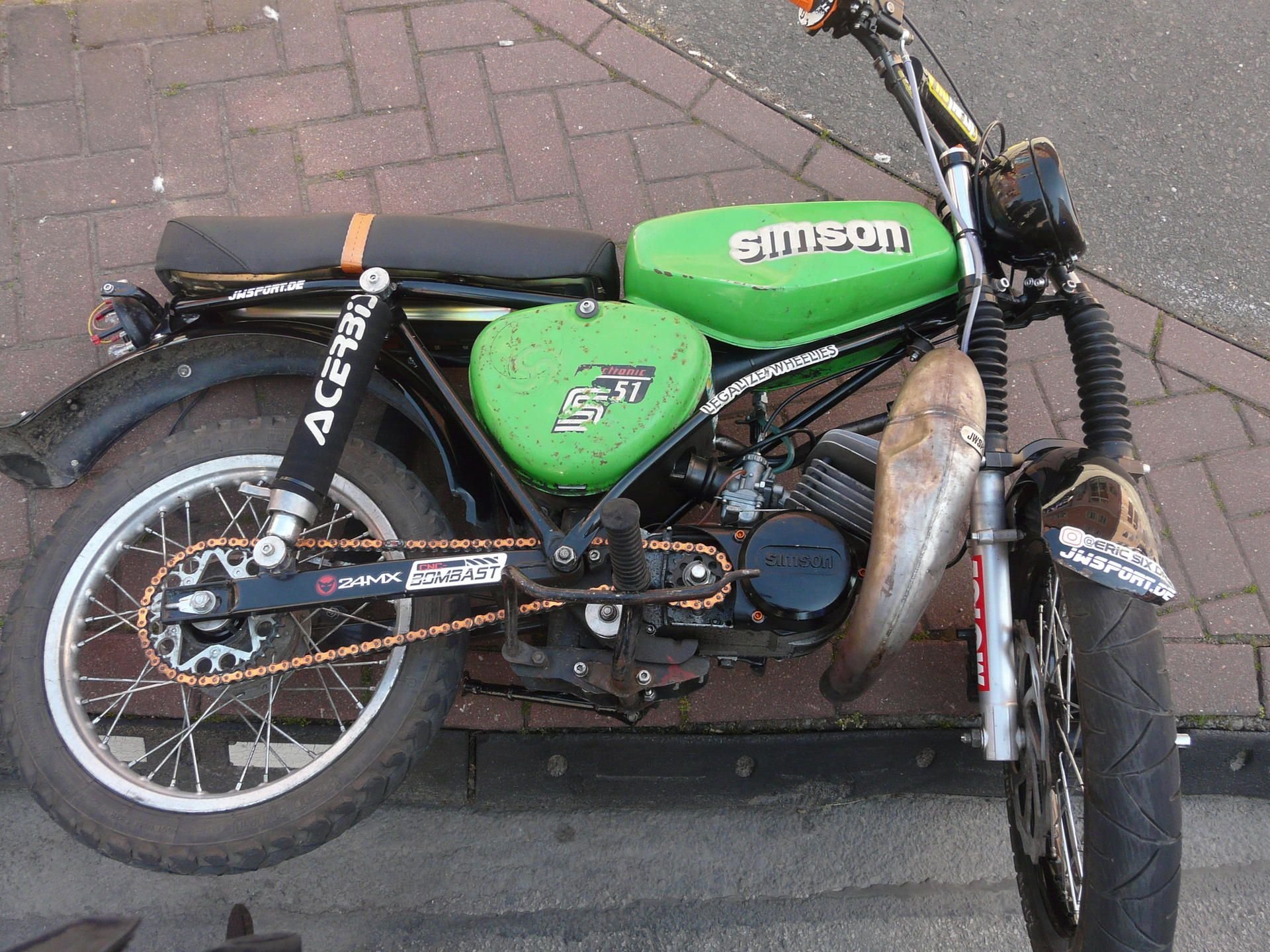 Das demolierte Moped vom Typ Simson S51 liegt nach der missglückten Flucht des Jugendlichen auf der Straße.