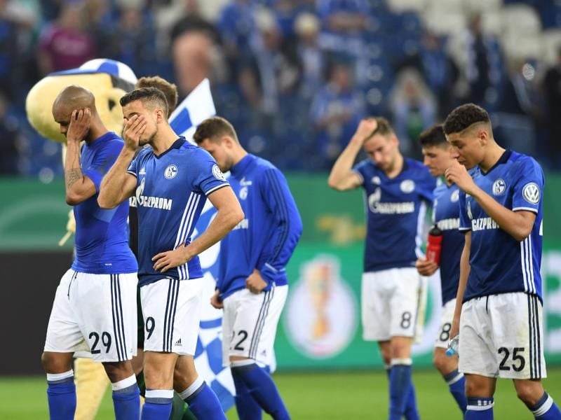 Enttäuscht schleichen die Schalker Profis nach der Heim-Pleite gegen Eintracht Frankfurt vom Platz. Foto: Ina Fassbender