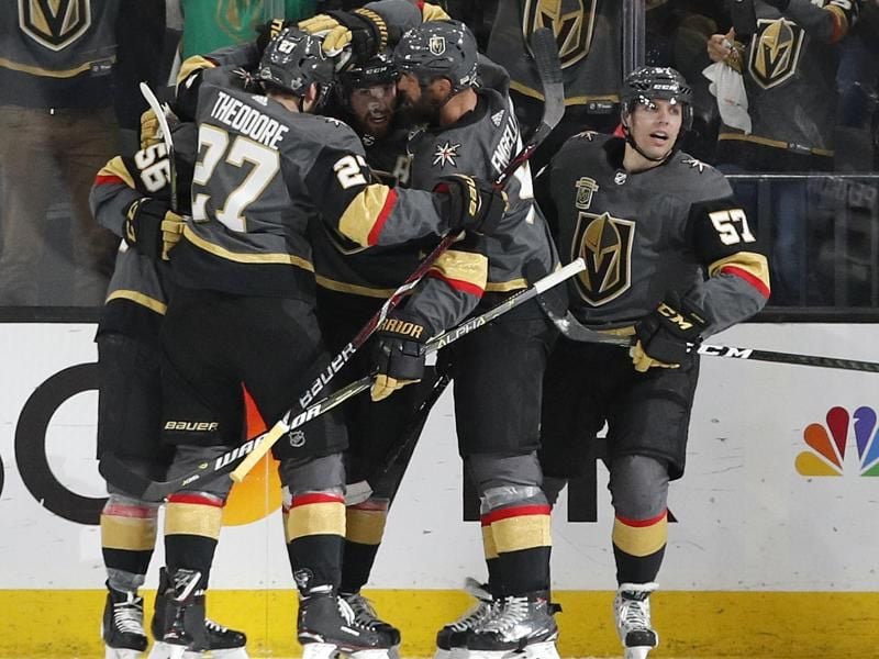 Die Spieler der Vegas Golden Knights jubeln nach einem Treffer im Spiel gegen die San Jose Sharks. Foto: John Locher/AP