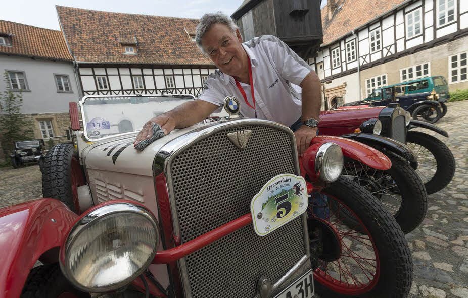 Horst Laue aus mit dem BMW seines Vaters . Hugo Laue hat mit dem Wagen in den 30er Jahren das Dreieckrennen von Thale gewonnen.