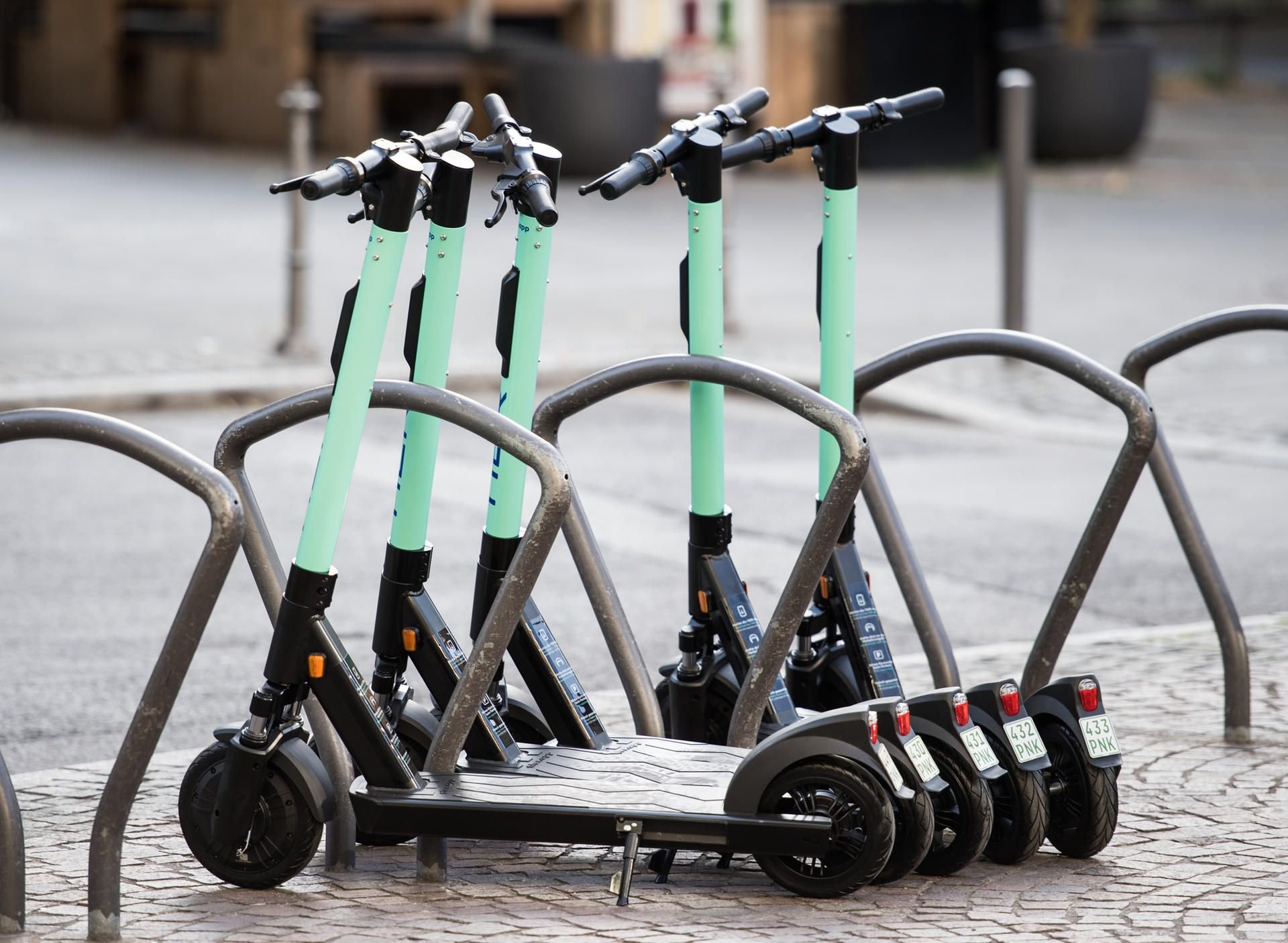 Mehrere Elektrotretroller stehen auf einem Platz. (Symbolbild)
