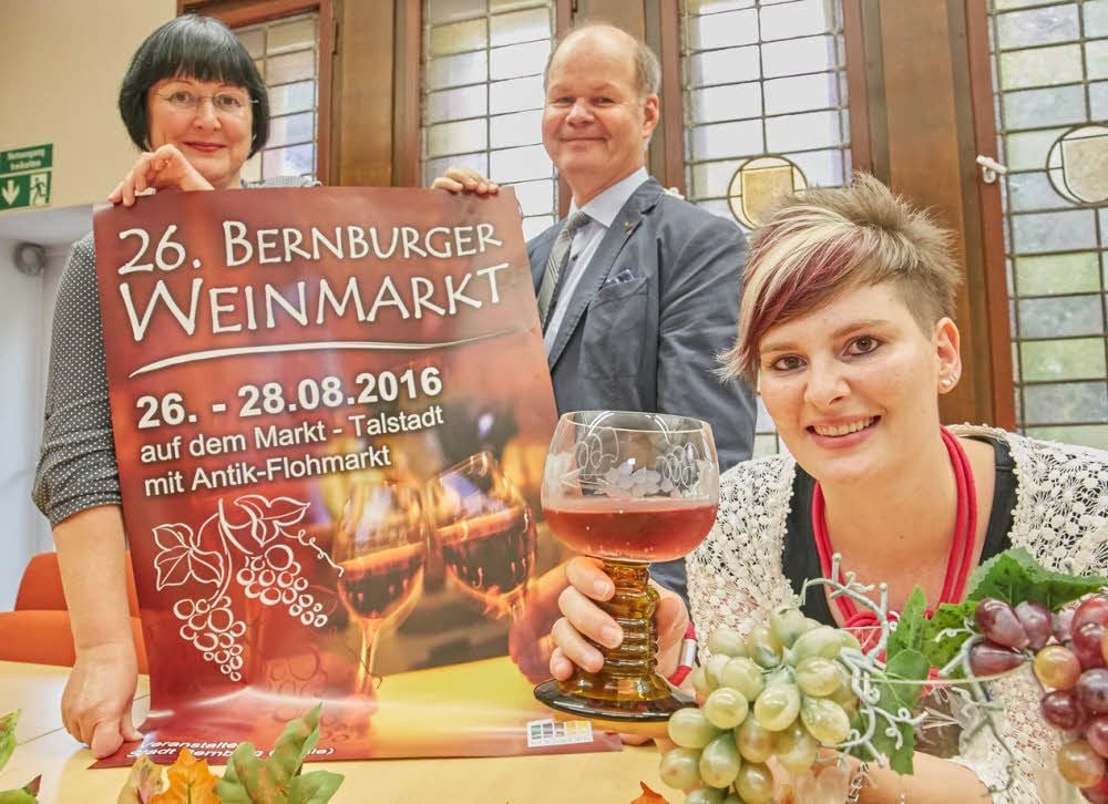 Kulturamtsleiterin Kerstin Schmidt, der stellvertretende Oberbürgermeister und Kulturdezernent Paul Koller sowie Kulturamtsmitarbeiterin Julia Arlt stoßen schon einmal auf den Weinmarkt an.