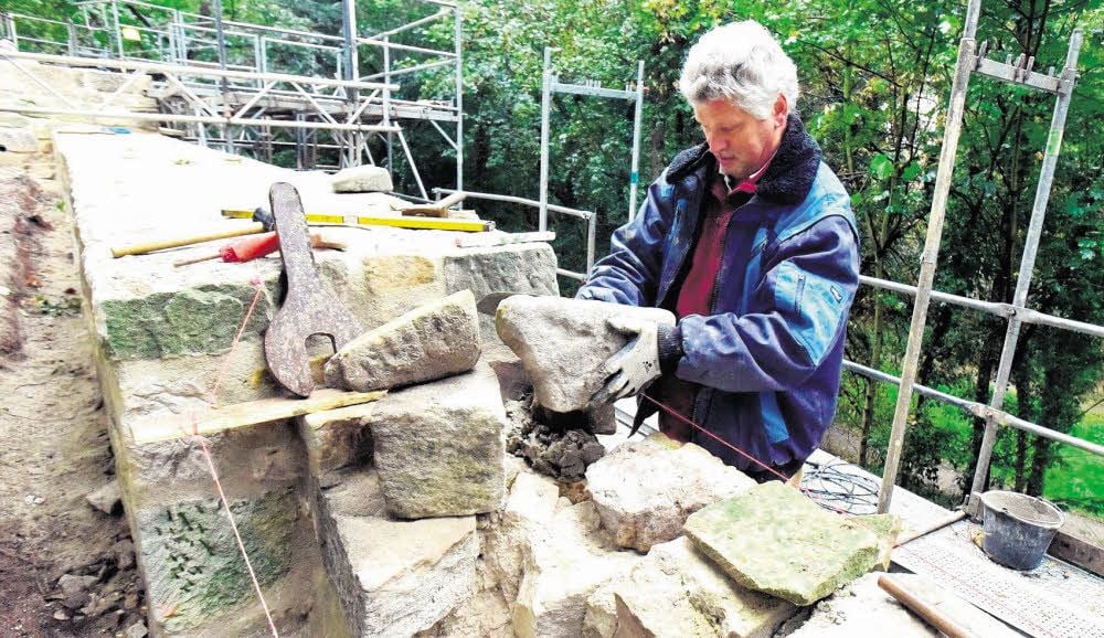 Stein auf Stein: Günter Harz von der Firma Preuße & Rätsch aus Weimar baut die alte Weißenfelser Stadtmauer wieder auf.