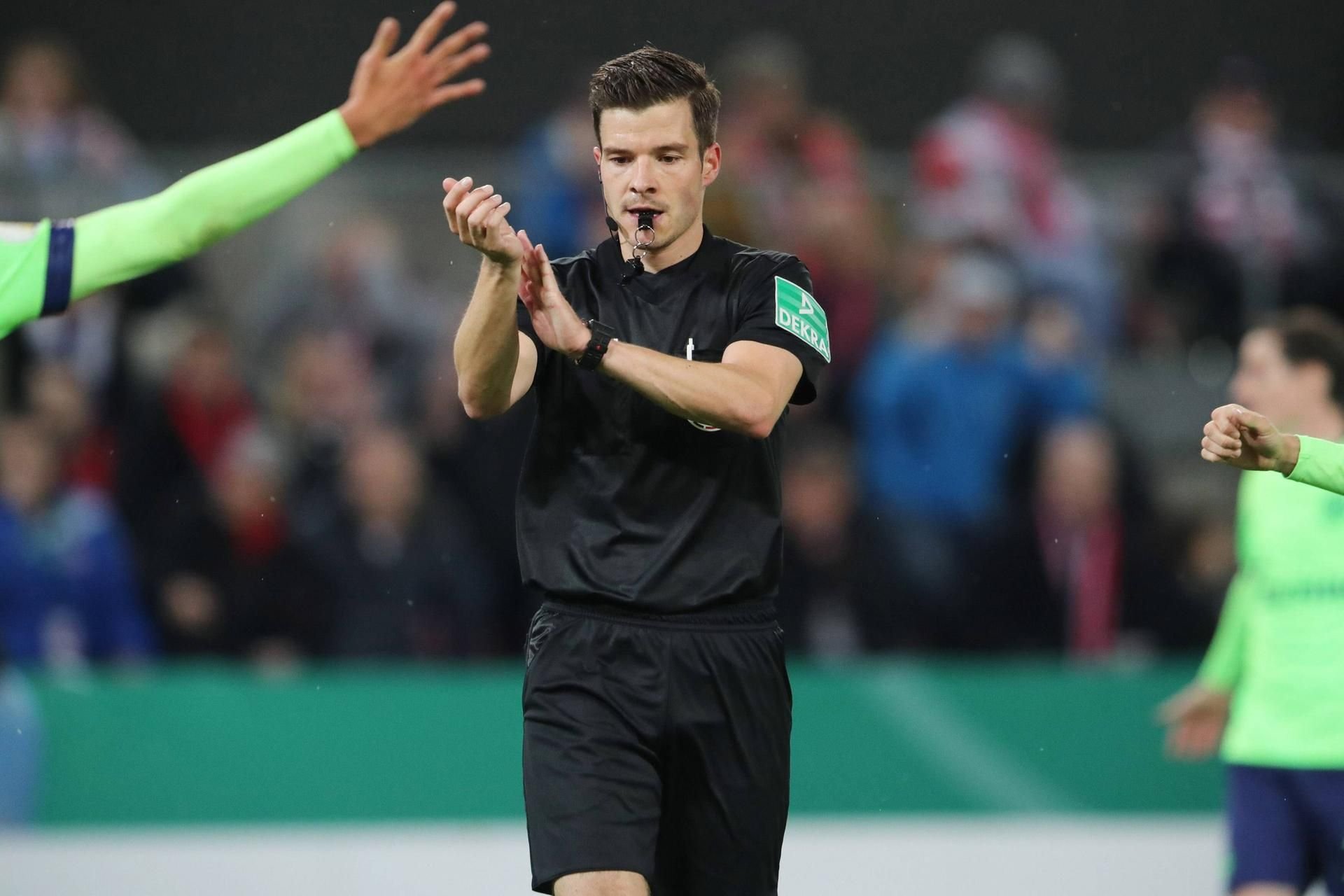 Handspiel, signalisiert Schiedsrichter Harm Osmers. Über die Auslegung der Regel wird an jedem Spieltag in den Stadien heftig gestritten.