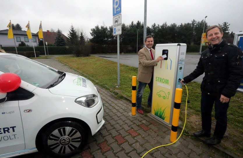 Zahna Elsters Bürgermeister Peter Müller (rechts) und Holger Habedank weihen die erste Stromtankstelle in Zahna ein.