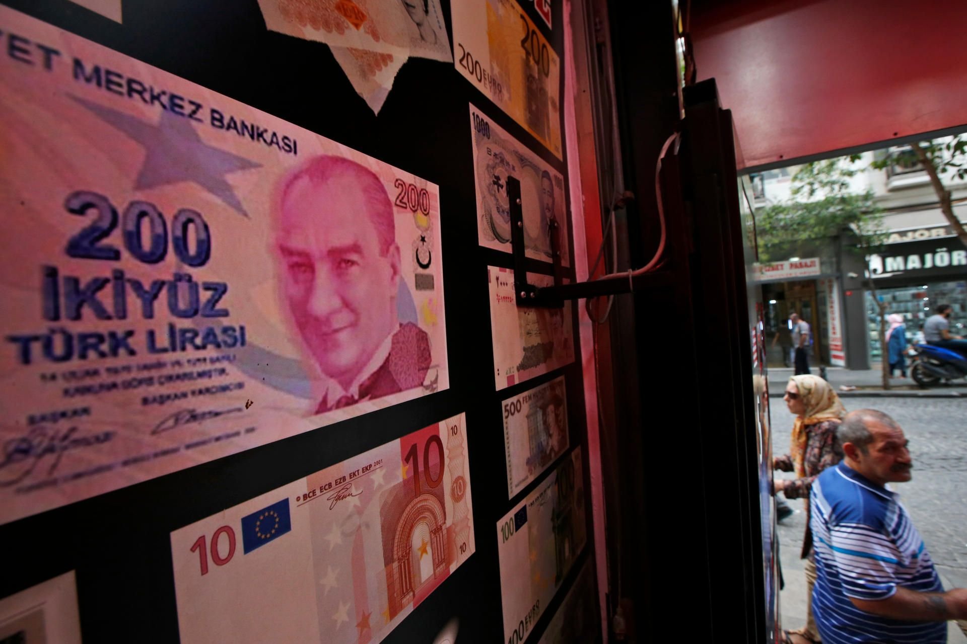 Die vergrößerte Kopie einer 200-Lira-Note mit einem Bild des türkischen Staatsgründers Mustafa Kemal Atatürk.