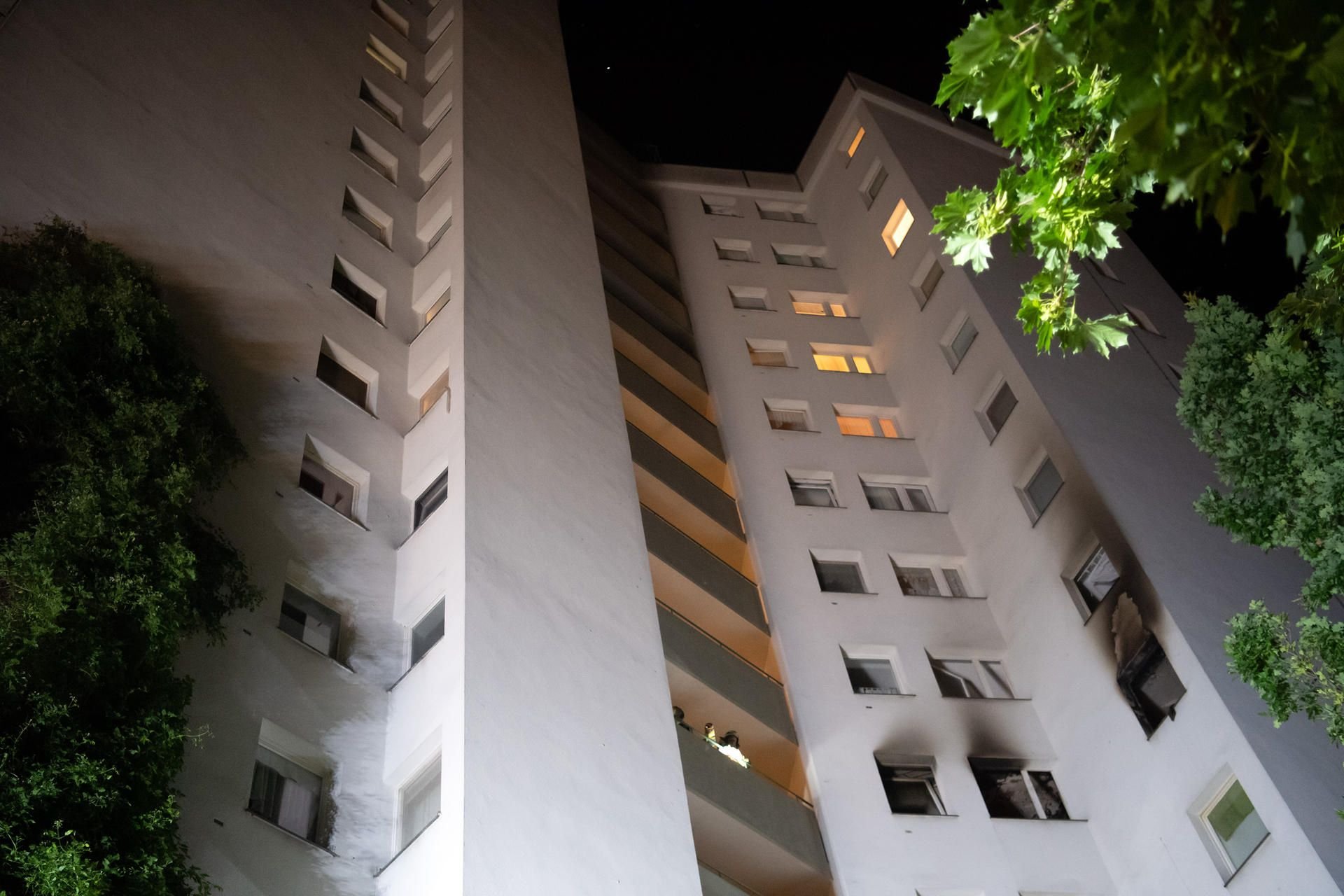 Die Fenster einer ausgebrannten Wohnung in einem 14-stöckigen Mehrfamilienhaus in der Gropiusstadt.