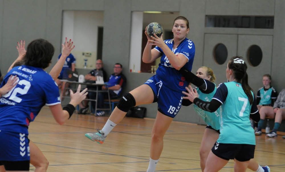 Anna-Maria Schulz (am Ball), hier kurz vor einem Abspiel zu Sarah Schaaf (l.), war fünf Mal für die gastgebenden Oberliga-Frauen des HC Burgenland erfolgreich.