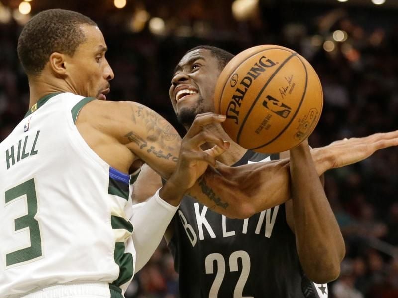George Hill (l) von den Milwaukee Bucks foult Caris LeVert von den Brooklyn Nets. Foto: Jeffrey Phelps/FR59249 AP/dpa