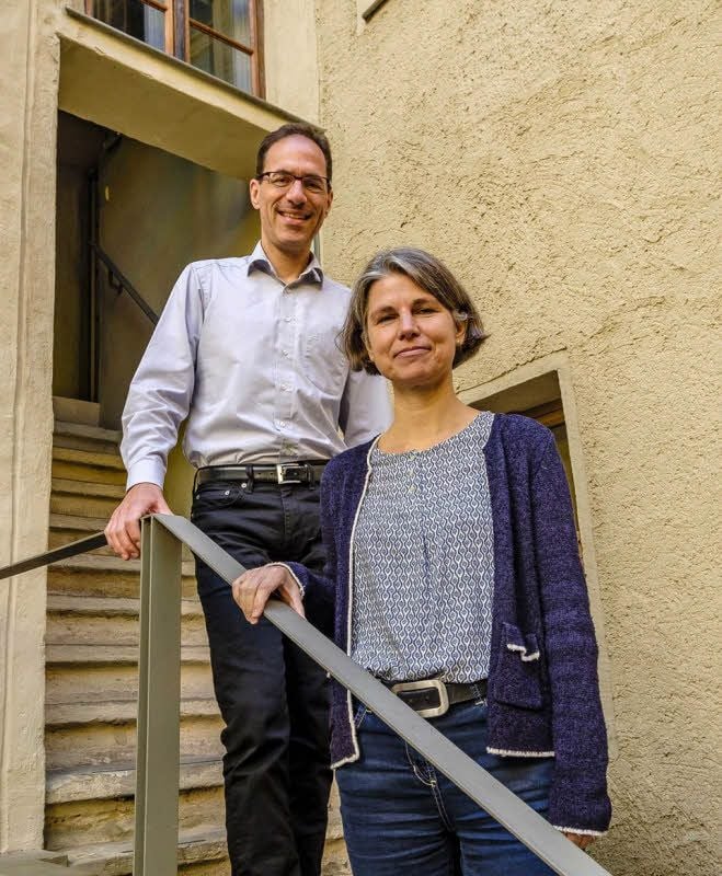 Wohnen in Leipzig, arbeiten in Wittenberg: Susanne Mathis-Meuret und Jan Mathis vor dem Zentrum für evangelische Gottesdienst- und Predigtkultur in der Lutherstadt.