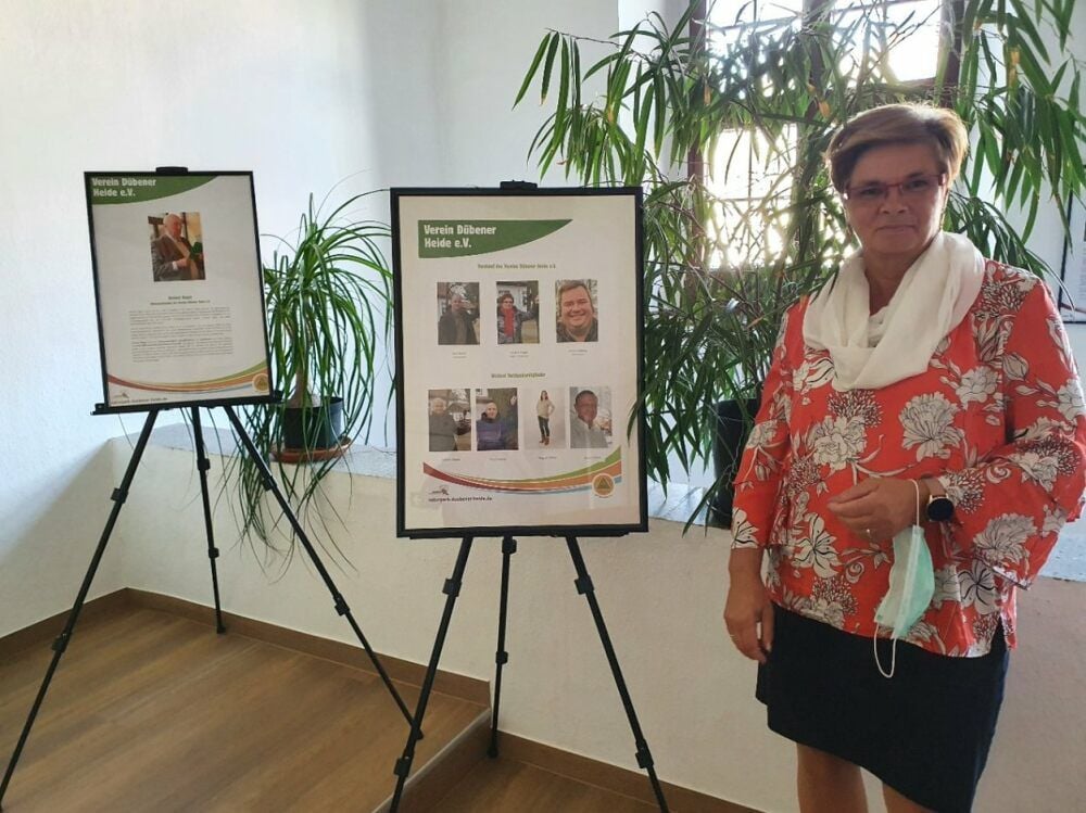 Gudrun Engler ist mit der Wanderausstellung in der Dübener Heide unterwegs.