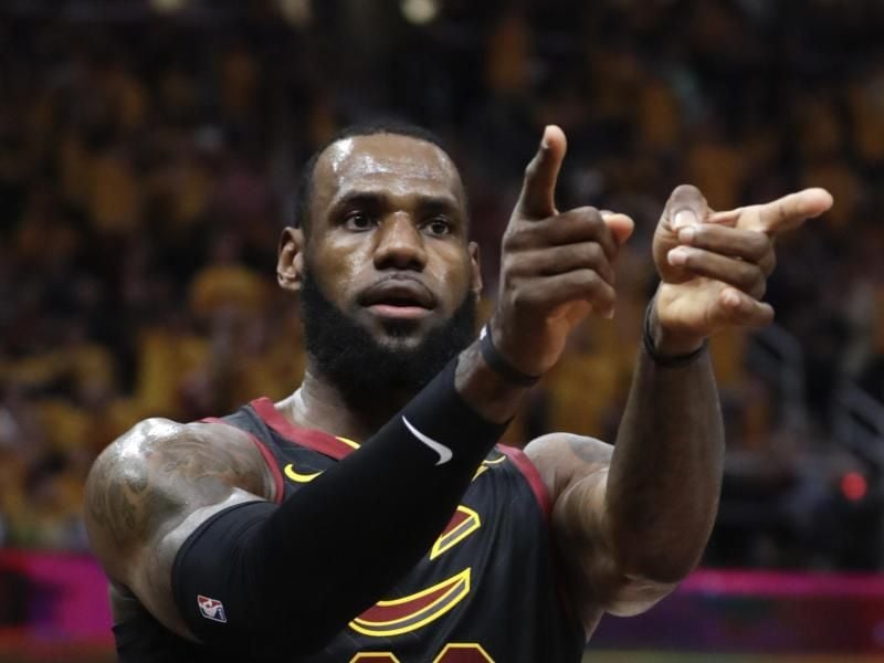 LeBron James war mit 44 Punkten der Topscorer beim 111:102-Sieg gegen die Boston Celtics. Foto: Tony Dejak