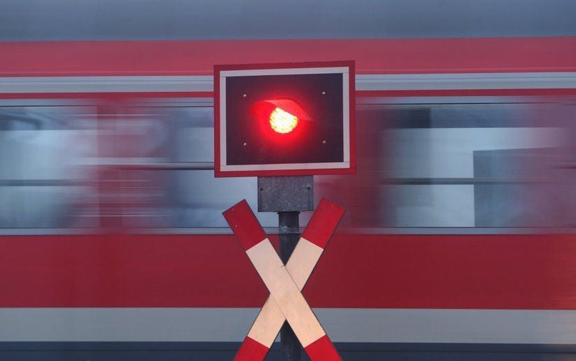 In Hessen ist eine Jugendliche an einem Bahnübergang gestorben (Symbolbild).
