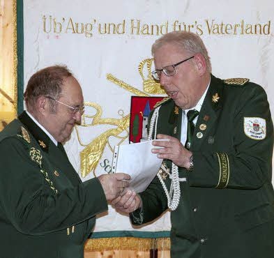 Herbert Paulat erhält aus den Händen vom Vorsitzenden Roland Gaster die Traditionsmedaille.