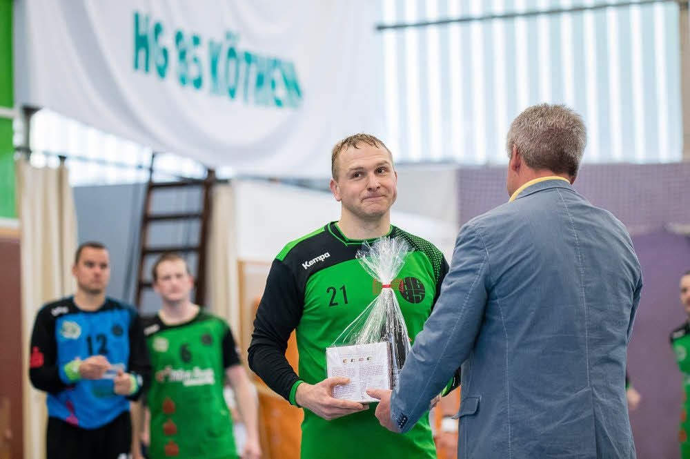 Christian Schöne (l.) bestritt gegen den USV Halle sein letztes Spiel für die erste Mannschaft der HG 85.