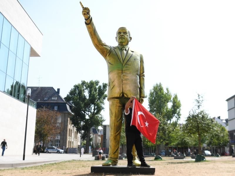 Goldene Erdogan-Statue beim Kunstfestival "Wiesbaden Biennale". Foto: Arne Dedert