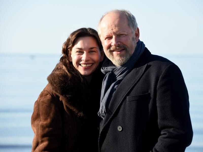 Wetter und Stimmung gut: Axel Milberg und Christiane Paul in Heiligenhafen. Foto: Carsten Rehder
