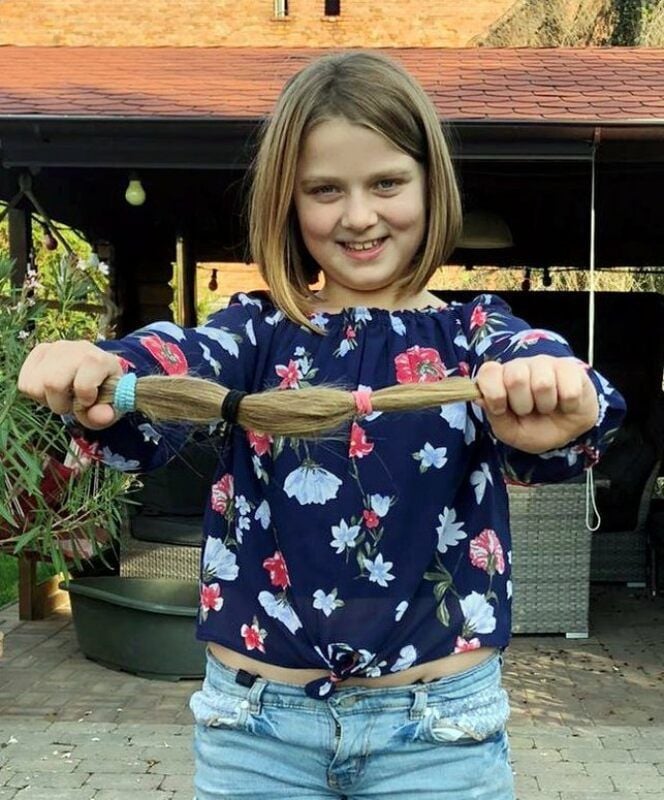Erna Ott präsentiert ihre abgeschnittene Haarpracht, die sie nun spendet.