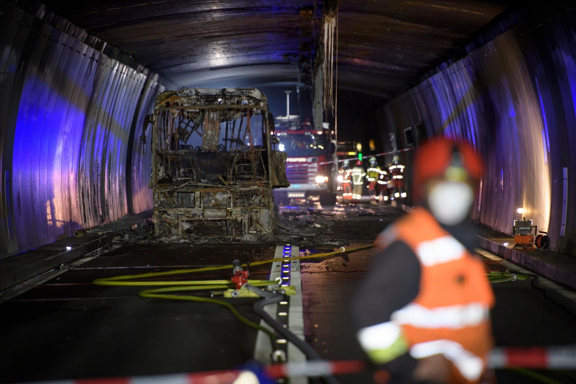 Das Wrack des Reisebusses im San-Bernadino-Tunnel
