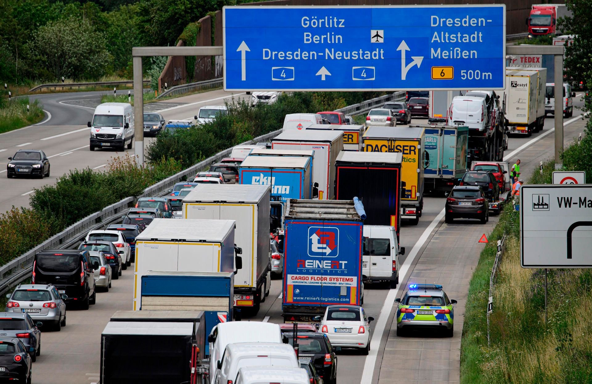 Lastwagen und Autos stauen sich auf der Bundesautobahn A4 in Fahrtrichtung Görlitz. Am Dreieck Dresden-Nord sind am Freitagvormittag drei Lkw zusammengestoßen.