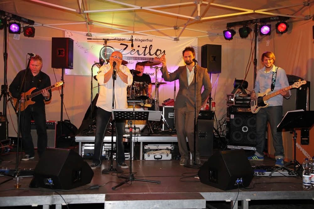 Die „Zeitlos“-Musiker aus dem Südharz rocken die Bühne mit Klassikern von U 2 oder ZZ-Top.