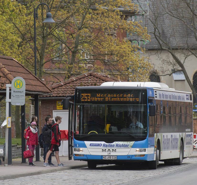 Ein Bus der Linie 253 steht an einer Haltestelle.