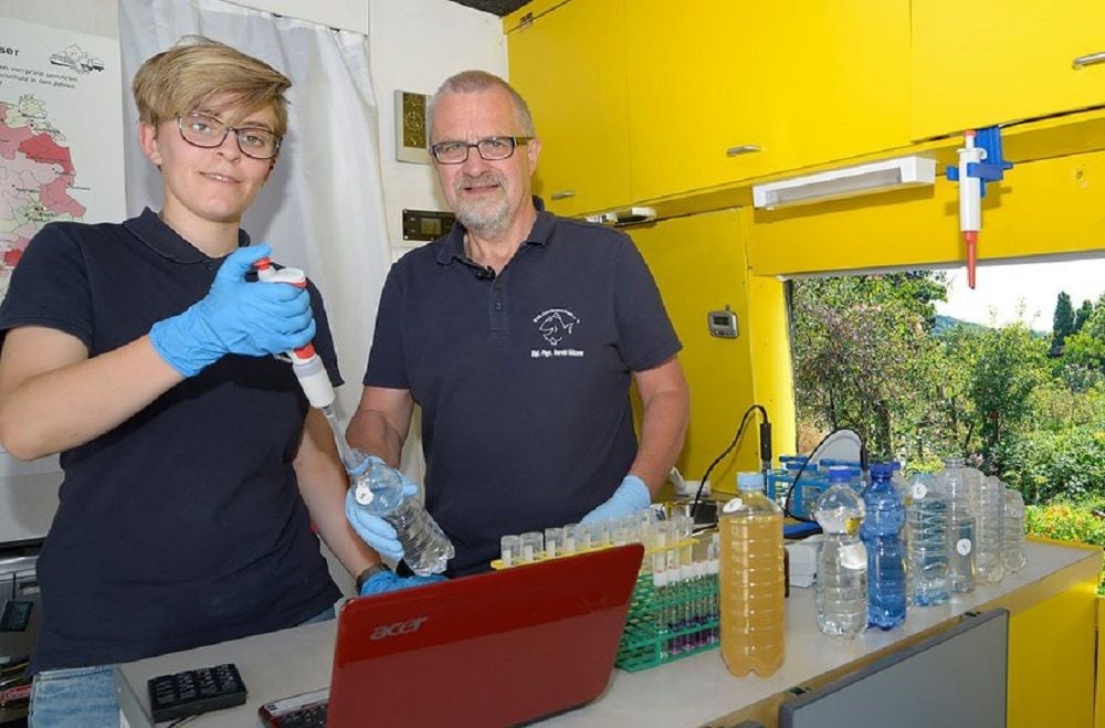 Lina Remme und Harald Gülzow untersuchen Wasserproben.