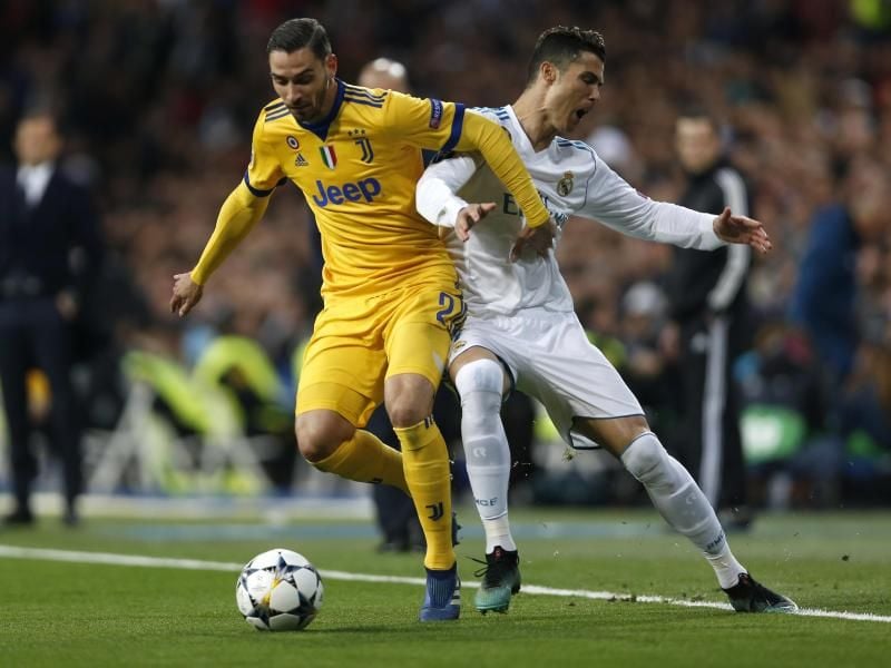 Real-Star Cristiano Ronaldo (r) beim Zweikampf mit dem Turiner Mattia De Sciglio. Foto: Francisco Seco