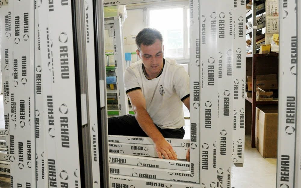 Nick Pinkert bei der Arbeit in der Hettstedter Fenster- und Metallbaufirma Alku Elemente.