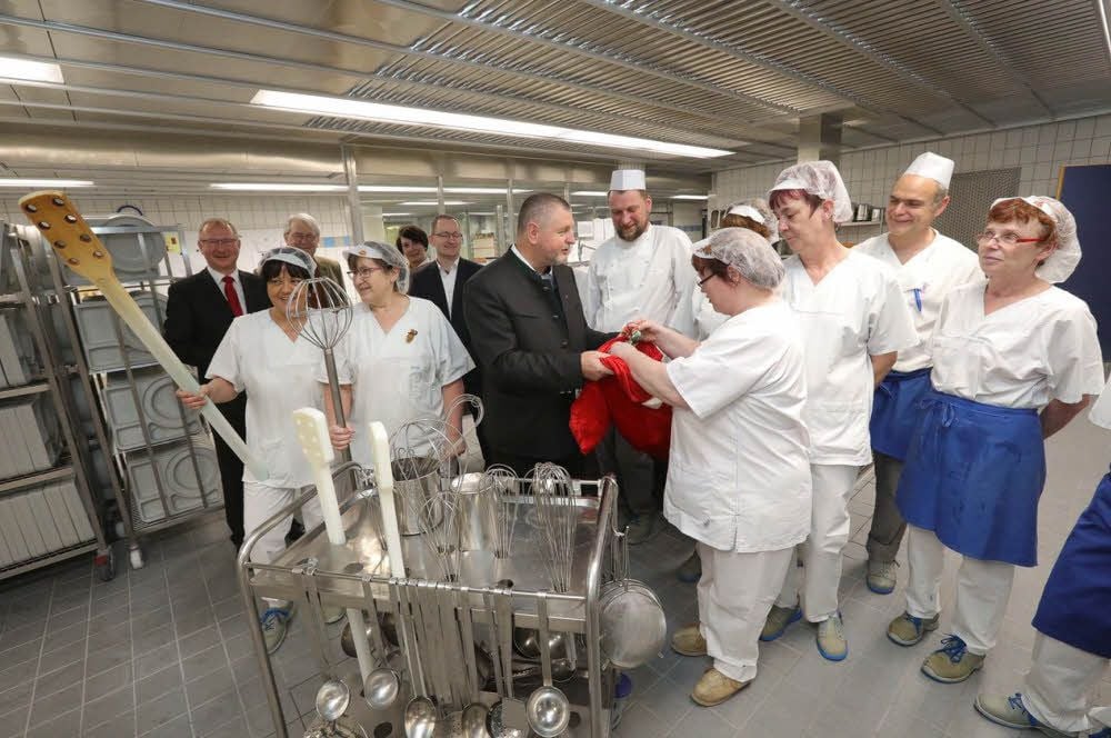 Landrat Uwe Schulze (M.) besucht wie in jedem Jahr das Bitterfelder Klinikum und vergisst dabei auch nicht das Team der Küche.