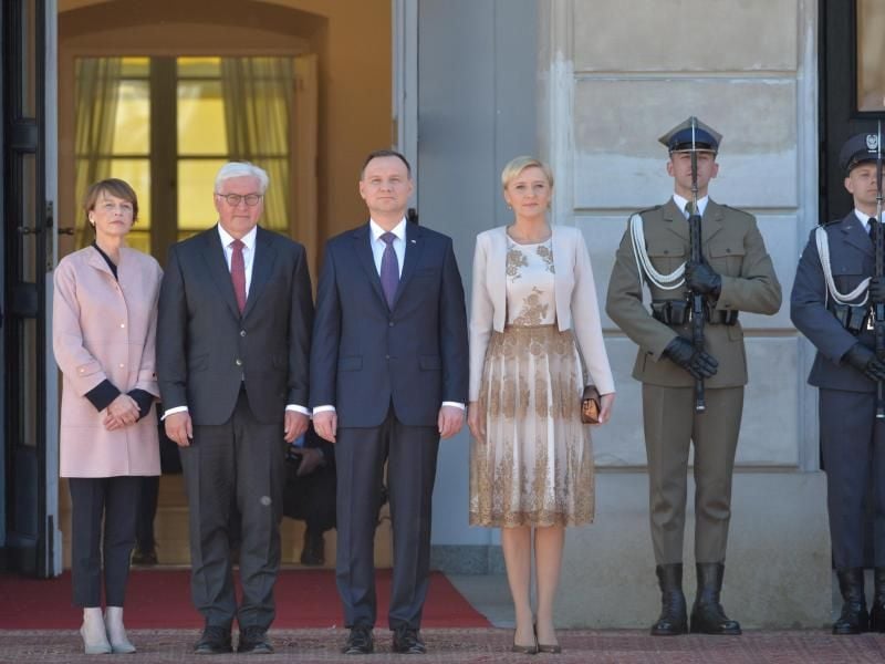 Polens Präsident Andrzej Duda (3.v.l) und seine Ehefrau Agata Kornhauser-Duda empfangen Bundespräsident Frank-Walter Steinmeier und seine Ehefrau Elke Büdenbender (l) im Präsidentenpalast in Warschau. Foto: Jacek Turczyk